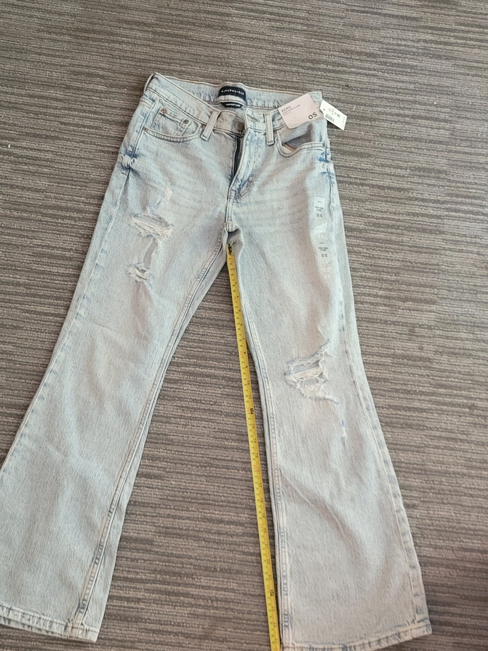 Light Wash Distressed Women's Jeans - Aeropastle